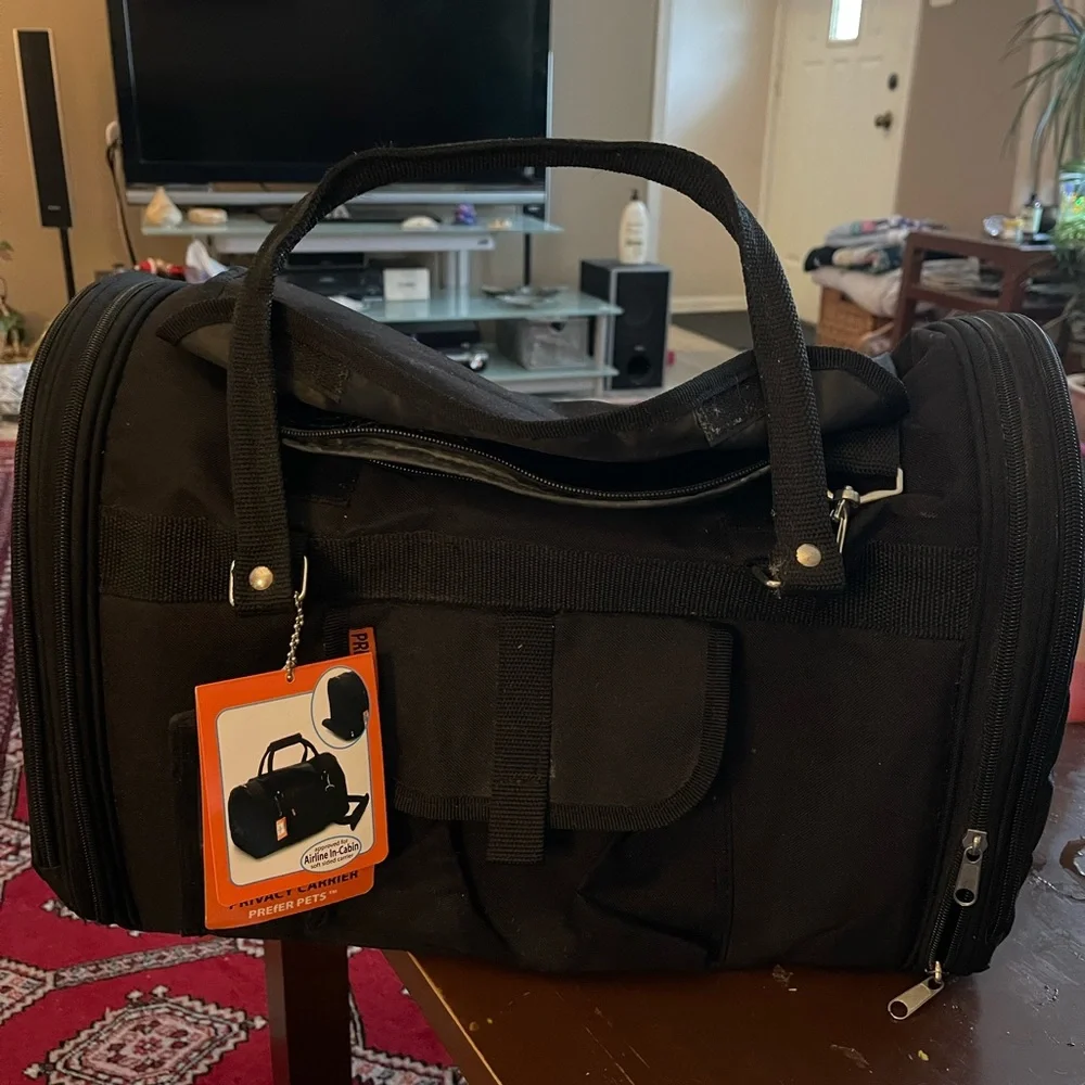 Pet carrier in black color. For small dogs or adult cats. Up to lbs 16.
